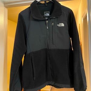 Women North Face Denali jacket Size Medium. Smoke and Pet free home